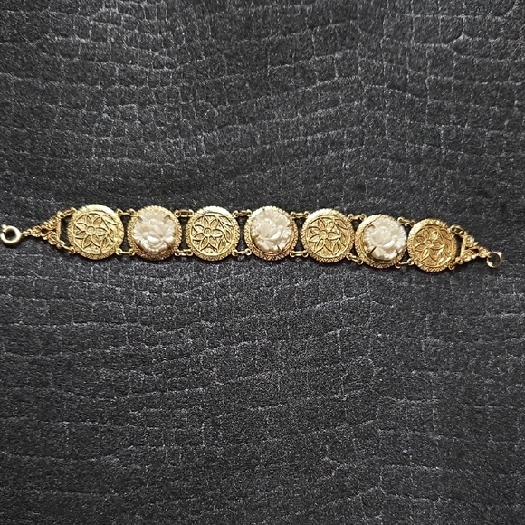 Jewelry - Vtg Goldtone Panel Bracelet